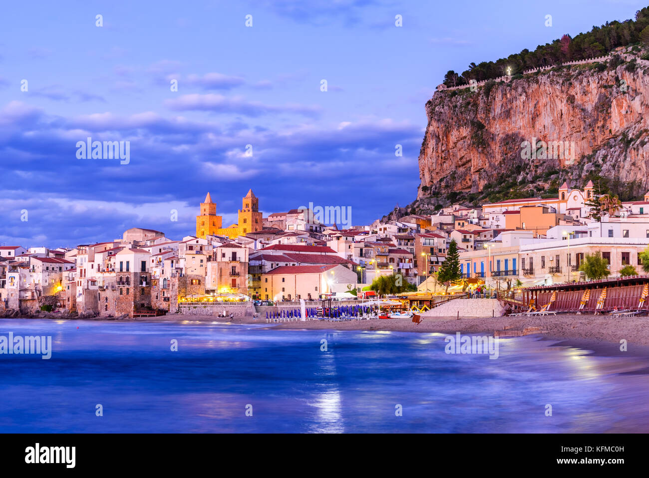 Cefalu Sicile Mer Ligurienne Et Medievale De La Ville De Sicile Cefalu Province De Palerme Italie Photo Stock Alamy