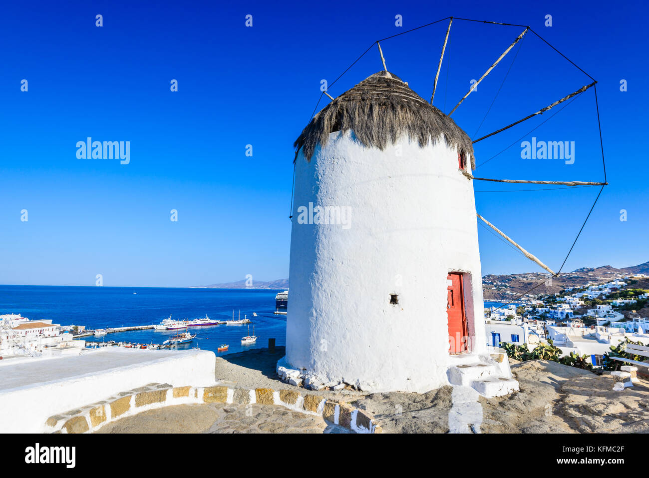 Mykonos, Grèce. Les moulins à vent sont fonction emblématique de l'île grecque de Mykonos, Cyclades. Banque D'Images