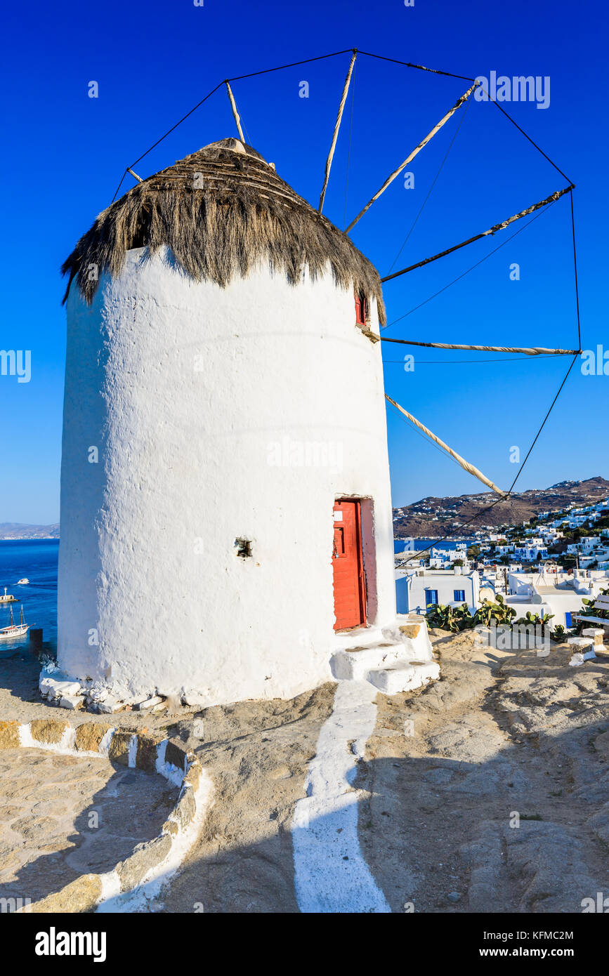 Mykonos, Grèce. Les moulins à vent sont fonction emblématique de l'île grecque de Mykonos, Cyclades. Banque D'Images