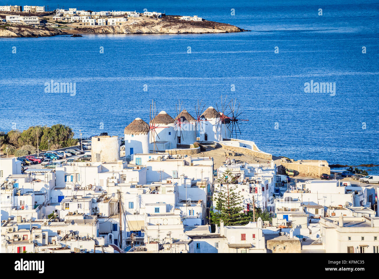 Mykonos, Grèce. Les moulins à vent sont fonction emblématique de l'île grecque de Mykonos, Cyclades. Banque D'Images