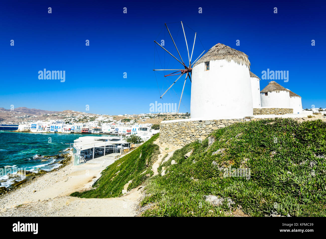 Mykonos, Grèce. Les moulins à vent et la Petite Venise, les maisons au bord de l'eau considéré comme l'un des endroits les plus romantiques sur les îles des Cyclades. Banque D'Images