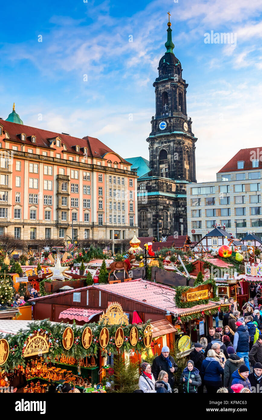 Dresde, Saxe / ALLEMAGNE - 17 décembre 2016 : visite du marché de Noël Striezelmarkt à Dresde, Allemagne. Foire de Noël, les traditions européennes. Banque D'Images