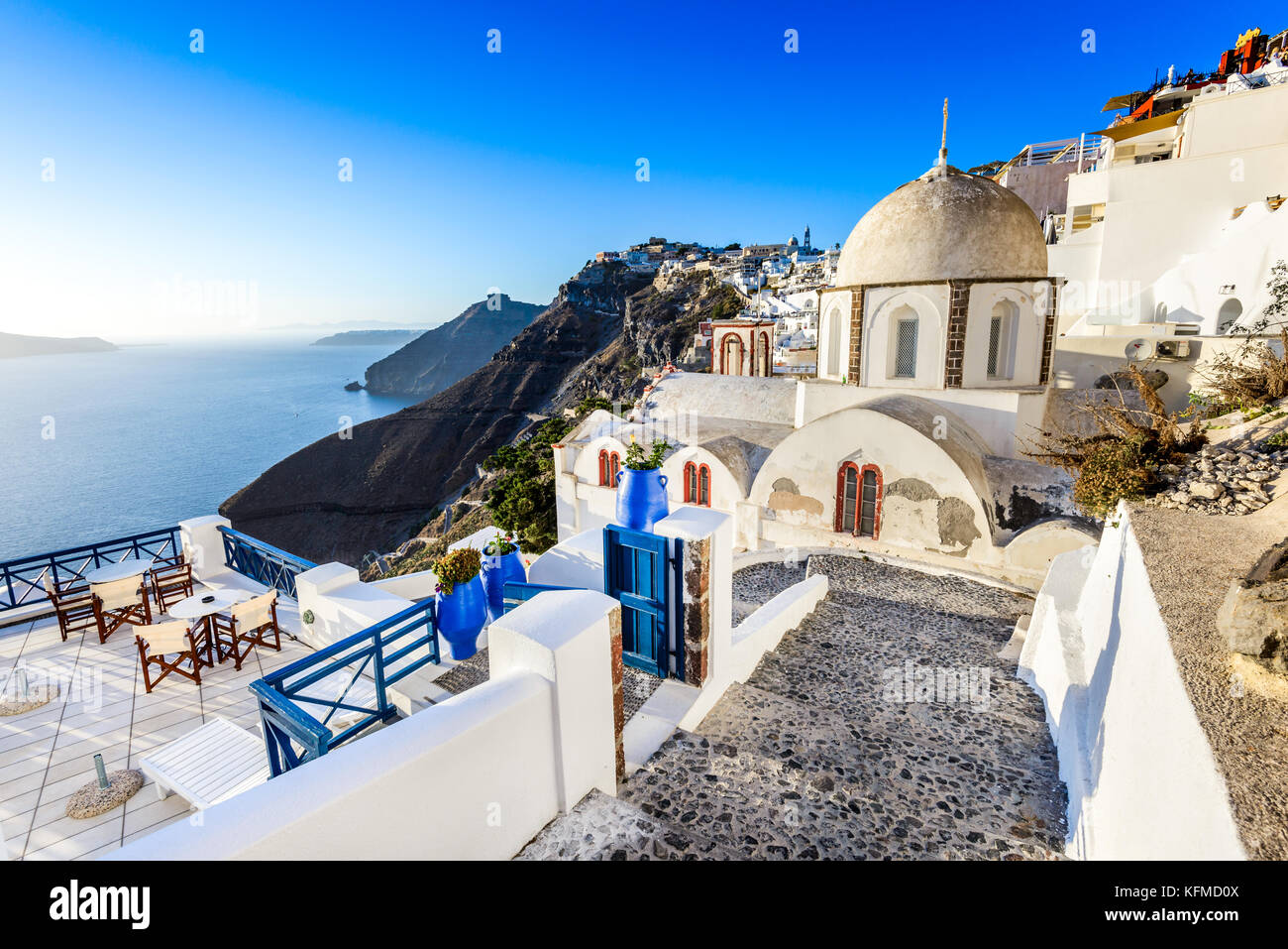 Santorin, Grèce. Fira, à l'ancienne église grecque et la caldeira, la mer Égée à Thira. Banque D'Images