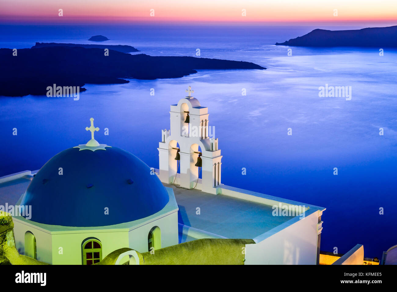 Santorin, Grèce. Firostefani twilight avec l'ancienne église grecque et caldera à la mer Egée. Banque D'Images