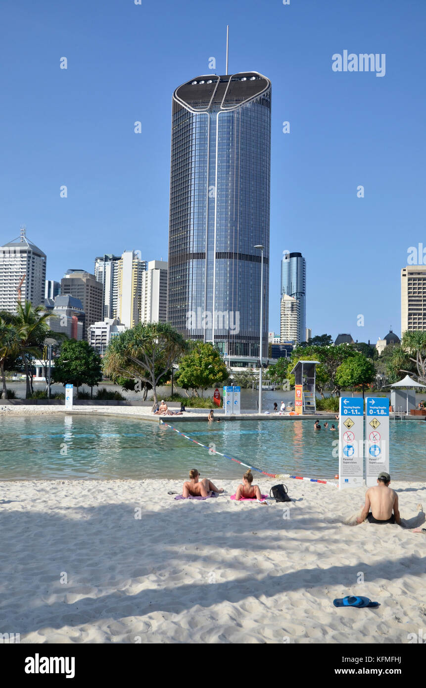 Rue Beach, une plage urbaine et une zone de baignade sur la rive sud du fleuve de Brisbane à Brisbane, Queensland, Australie Banque D'Images