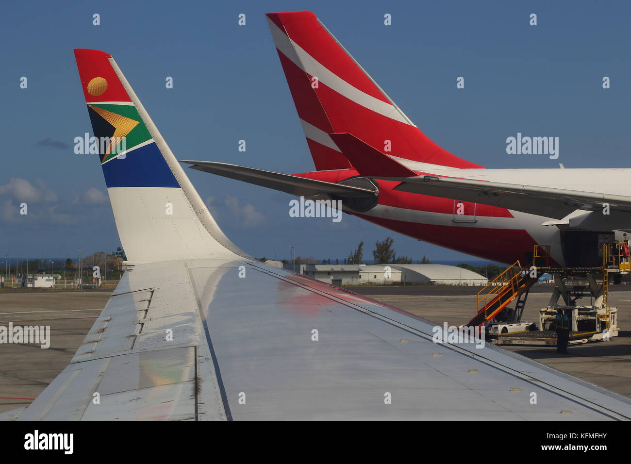 Plaine Magnien, Maurice - Air France et South African Airways avion à l'aéroport international Sir Seewoosagur Ramgoolan sur l'île Banque D'Images