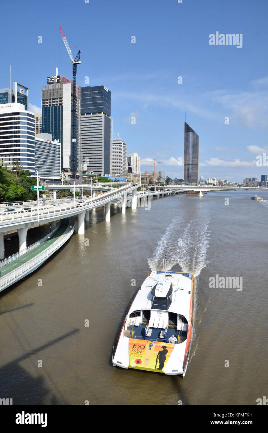 L'autoroute du Pacifique lorsqu'il passe dans le centre de Brisbane, Queensland, Australie, à côté de la rivière Brisbane. Un ferry CityCat passe à côté. Banque D'Images