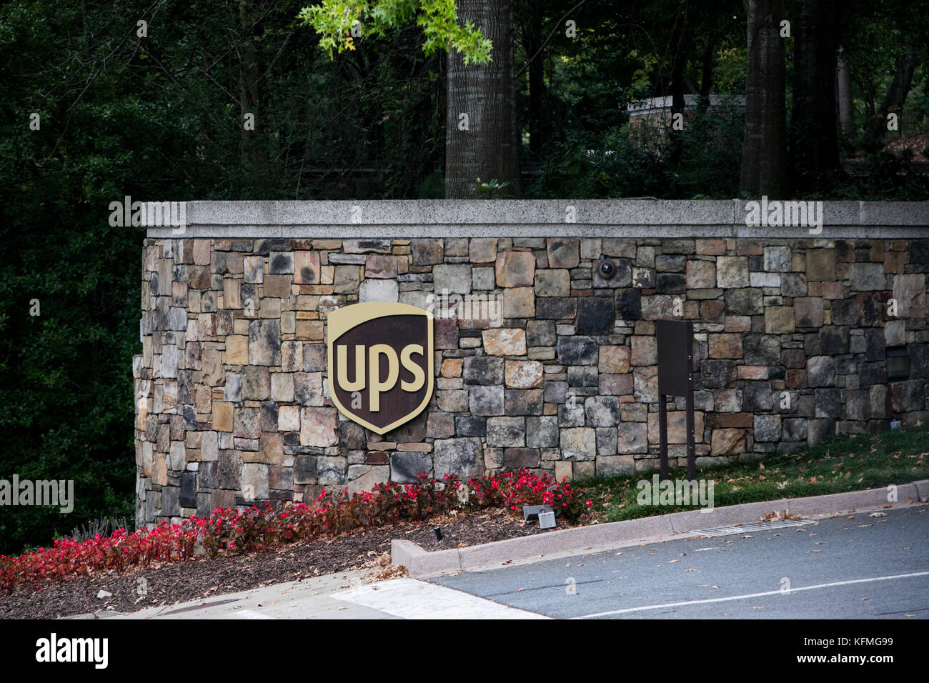 Un logo à l'extérieur du siège social de United Parcel Service (UPS) à Atlanta, Géorgie, le 7 octobre 2017. Banque D'Images