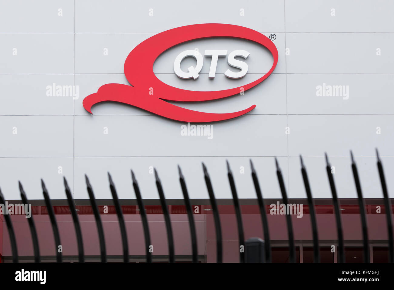 Un logo à l'extérieur d'un centre de données exploité par QTS Realty Trust, Inc, à Atlanta, Géorgie, le 7 octobre 2017. Banque D'Images