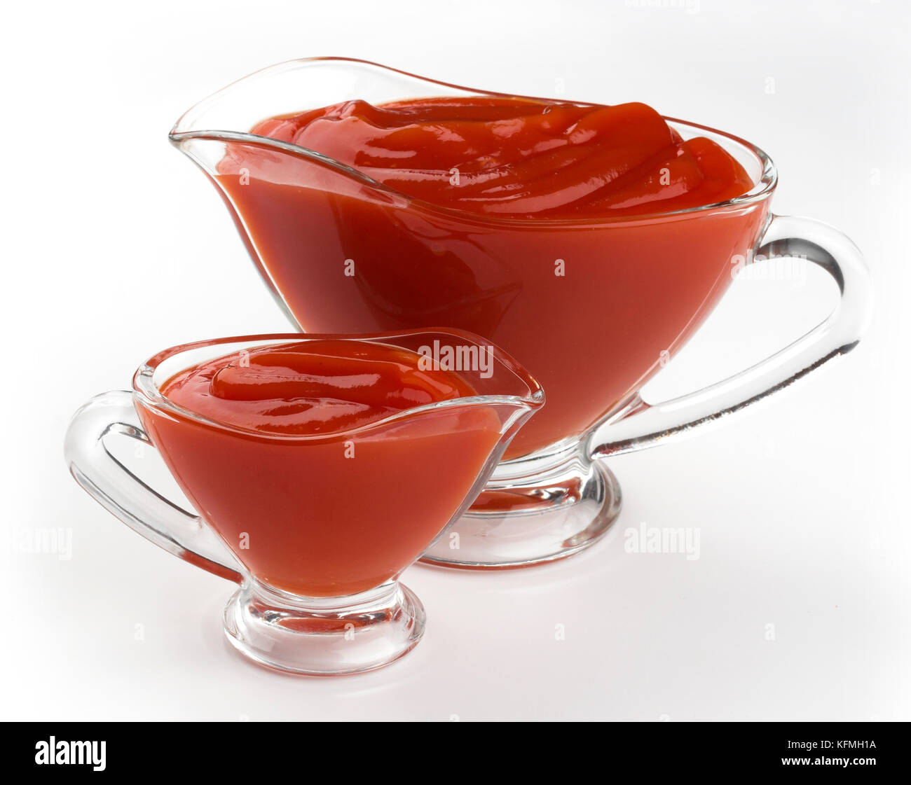 Bols en verre de ketchup isolé sur fond blanc Banque D'Images