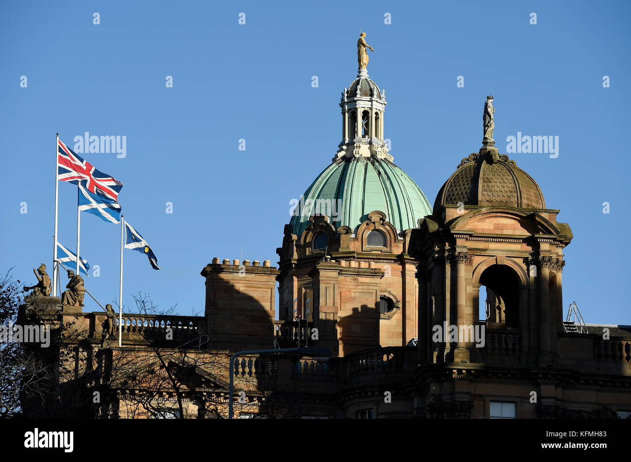 Je vois des drapeaux du haut de la Bank of Scotland siège sur le monticule, Édimbourg. Banque D'Images