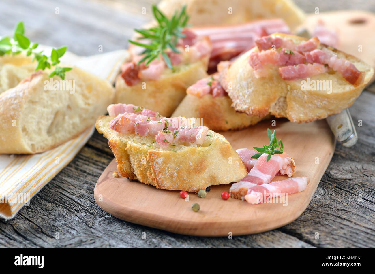 Baguette chaude avec beurre et lard grillé Banque D'Images