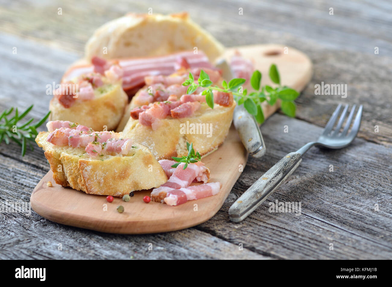 Baguette chaude avec beurre et lard grillé Banque D'Images