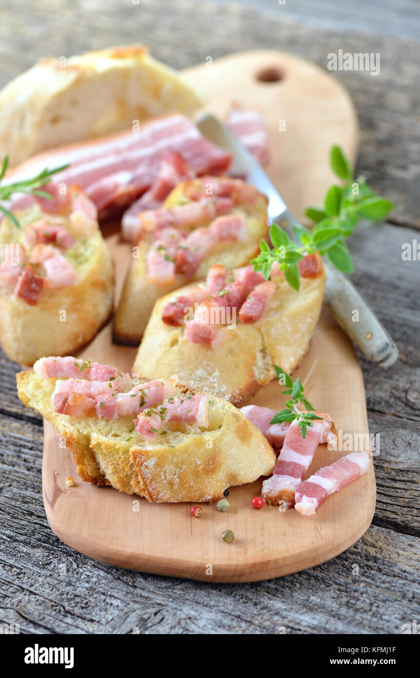 Baguette chaude avec beurre et lard grillé Banque D'Images