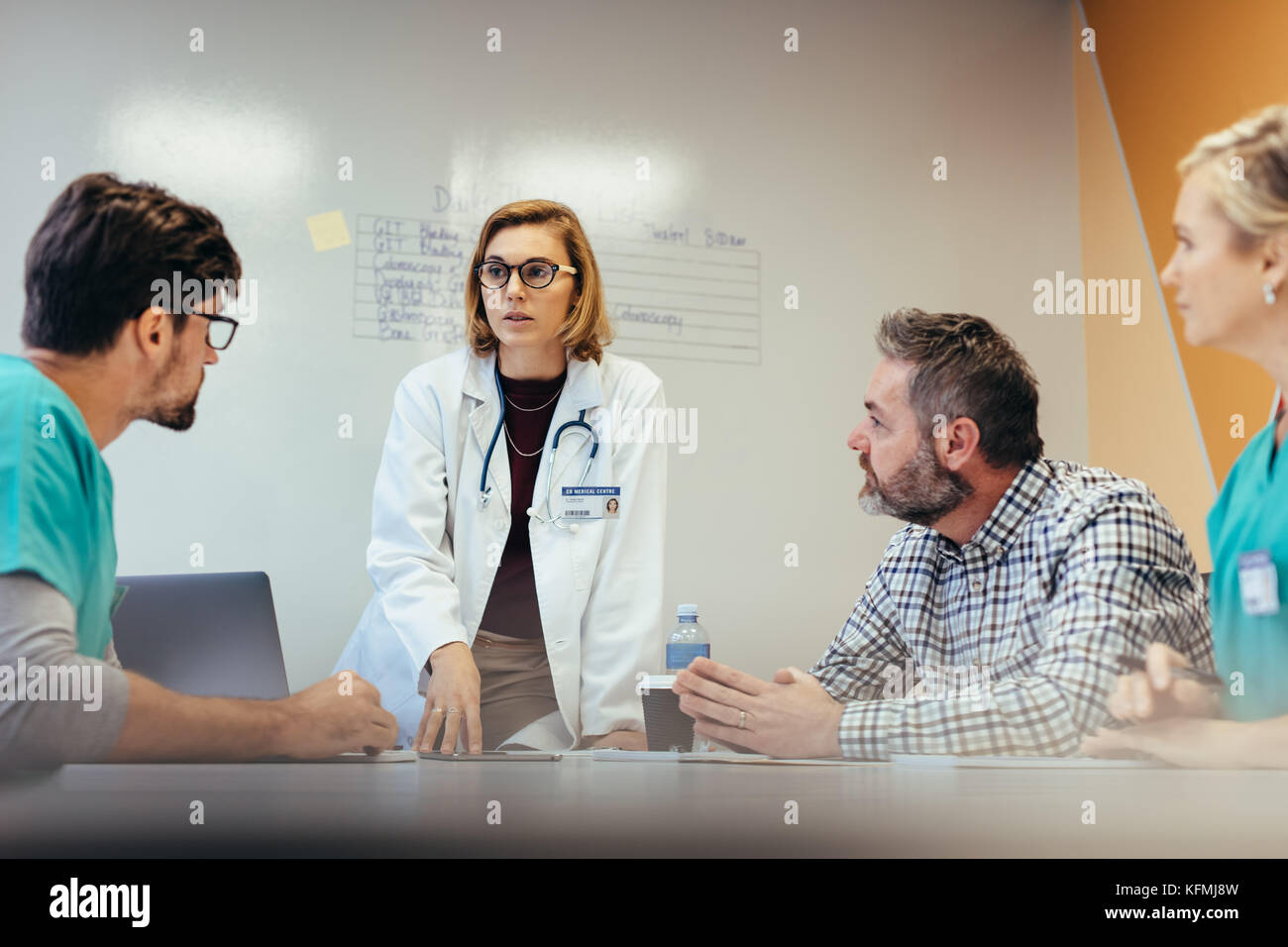 Femme médecin personnel de l'hôpital d'information au cours de réunion. Professionnels de la médecine d'une réunion avec son équipe dans la salle de réunion. L'autonomisation des femmes concept. Banque D'Images
