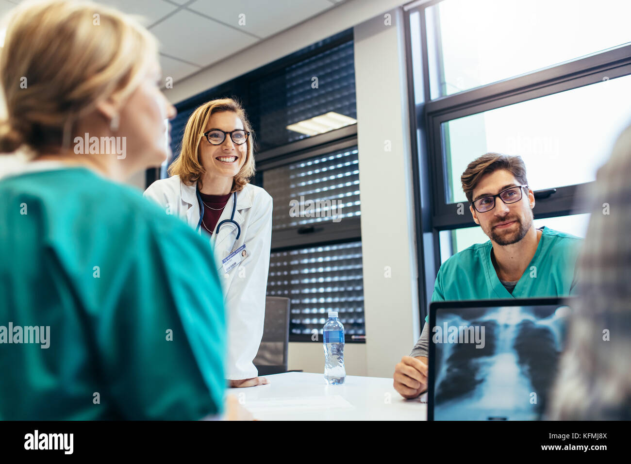 Rencontre professionnelle médicale positive à l'hôpital. Groupe de médecins au cours d'information dans la salle. Banque D'Images