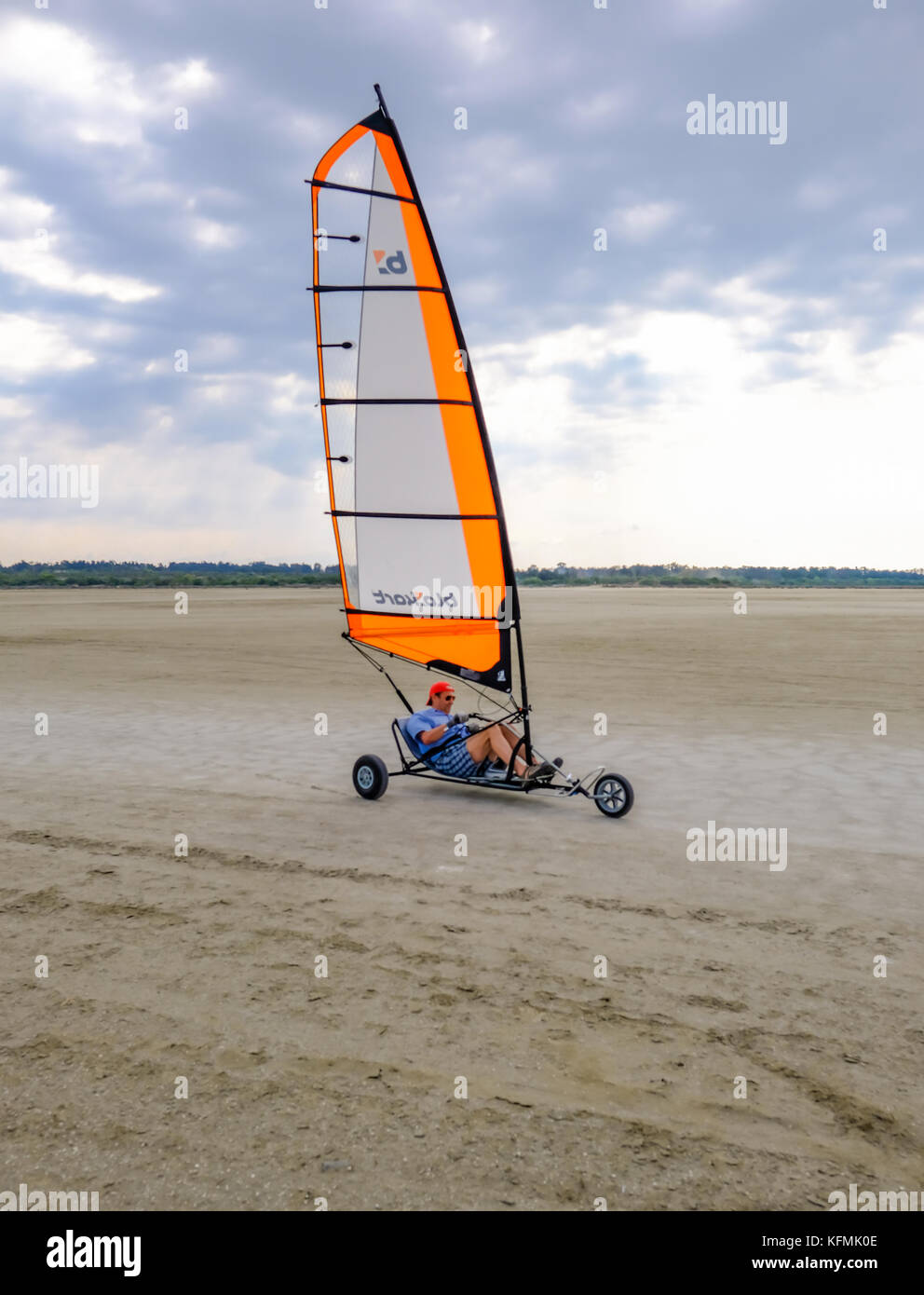 Lady's mile, Limassol, Chypre - 29 septembre 2017 : voile panier voyager dans tout le sel sec lac. pris sur un après-midi nuageux venteux. Banque D'Images