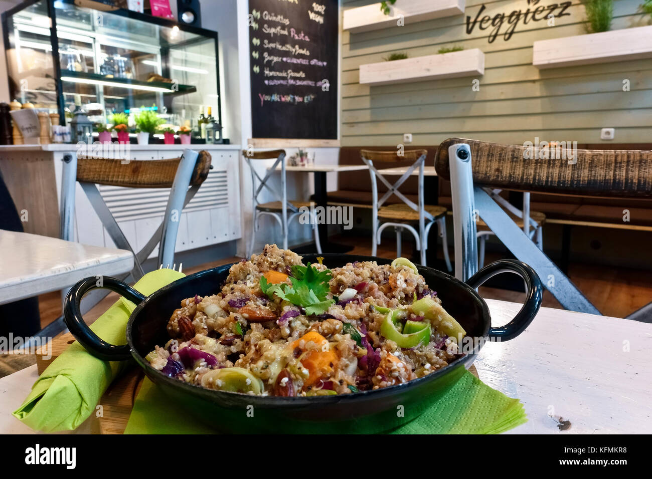 Bol à Salade de quinoa, végétalien, alimentation saine,céréales protéines végétaliennes. Close up. Banque D'Images
