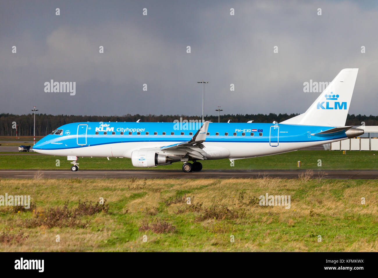 Langenhagen / Allemagne - 28 octobre 2017 : Embraer ERJ-175 de la compagnie aérienne klm atterrit sur l'aéroport de langenhagen international / Hanovre. Banque D'Images