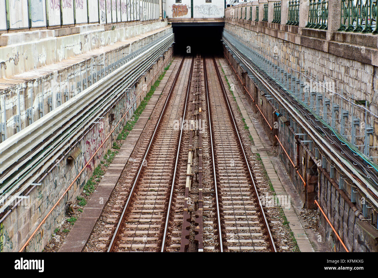 Rail du métro de Vienne, chemin de fer, métro U4 open air, en passant par le Naschmarkt. Les transports publics, de banlieue. Tunnel du métro. Vue ci-dessus. Autriche Europe Banque D'Images