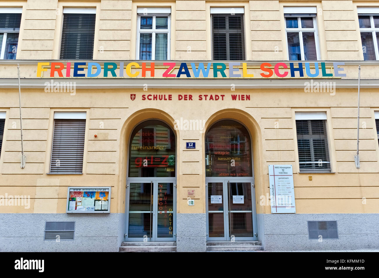 Ville de Vienne école. École viennoise nommée d'après la victime nazie Friedrich Zawrel. École secondaire. Façade de bâtiment. Schule der Stadt Wien, Autriche, UE. Banque D'Images