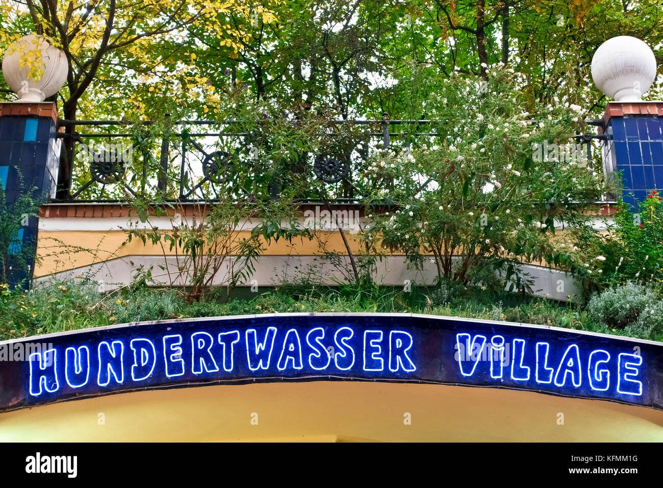 Hundertwasser Village shopping-mall building, néon, entrée privée, close up. Vintage naïf district. Destination de voyage. Vienne, Vienne, Autriche, Europe Banque D'Images