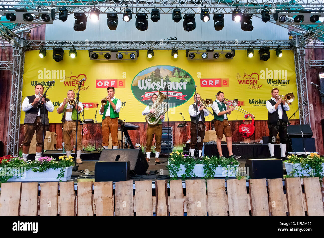 Oktoberfest, Festival de la bière de Vienne au parc d'attractions Prater. Groupe de musique populaire typique, portant dirndl, sur scène. Tente à bière. Vienne, Vienne, Autriche Banque D'Images