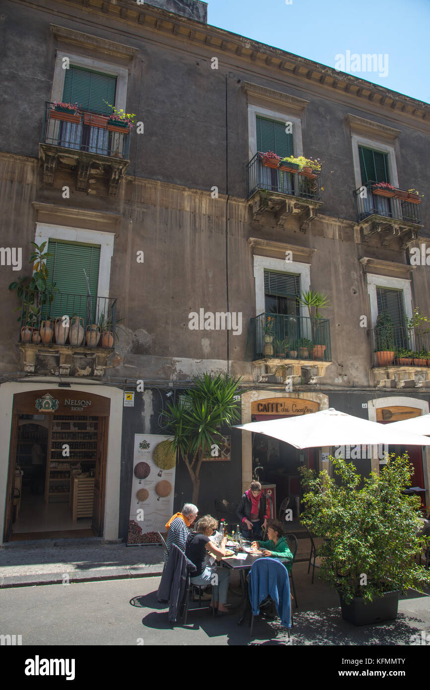 Petit café en terrasse et dans la rue,Catane Sicile, Italie Banque D'Images