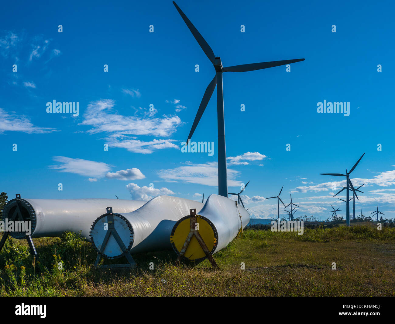 Éoliennes et des lames de rechange, Le Nordais Parc moulin à vent wind Generation Station, village de Cap-Chat, Gaspésie, Québec, Canada Banque D'Images