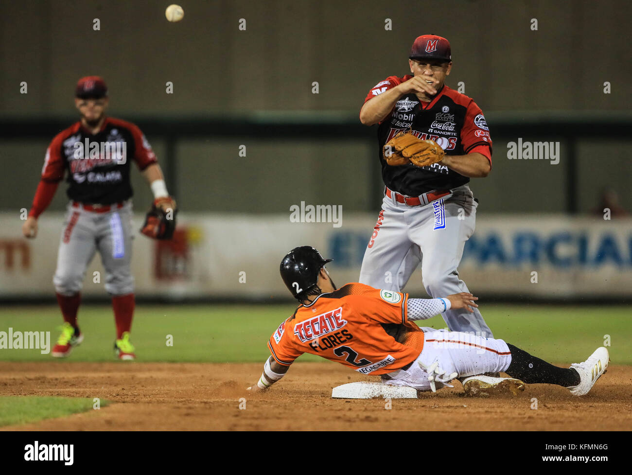 Jorge Flores de naranjeros es por puesto de Garin de cecchini venados,  durante las aciones de beisbol de la liga mexicana del Pacifico 2017 2018  con el partido entre venados vs naranjeros.