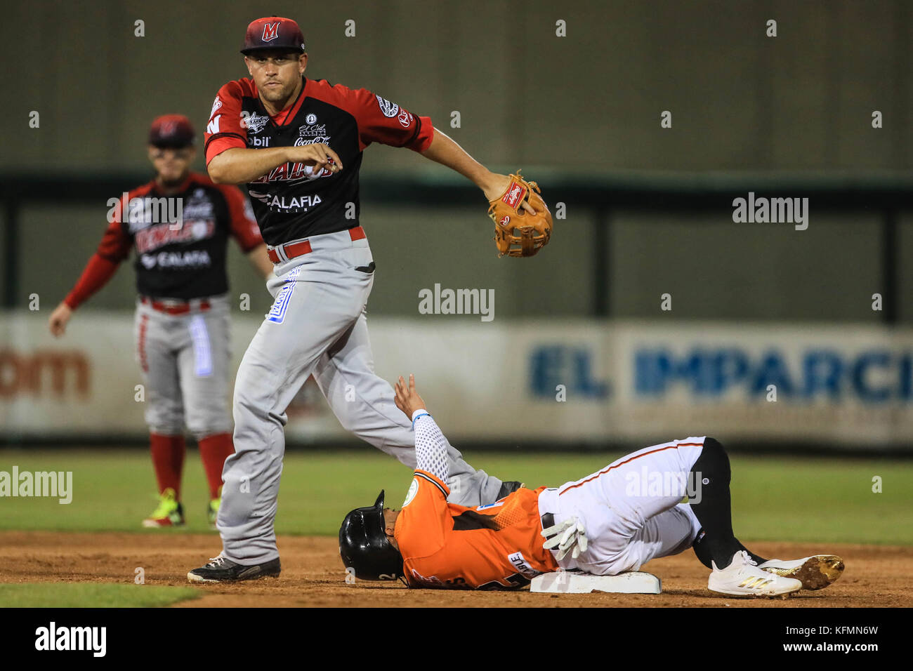 Jorge Flores de naranjeros es por puesto de Garin de cecchini venados,  durante las aciones de beisbol de la liga mexicana del Pacifico 2017 2018  con el partido entre venados vs naranjeros.