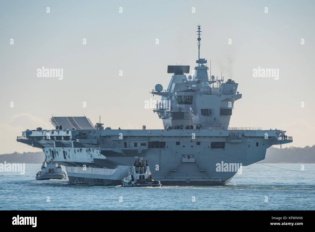 Succès du premier départ de Portsmouth, au Royaume-Uni par le premier navire de guerre, le HMS Queen Elizabeth le 30/10/17. Banque D'Images