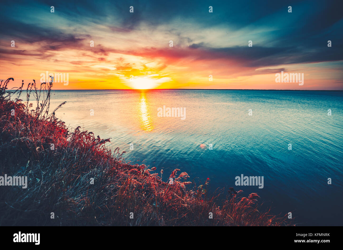 Ciel coucher de soleil spectaculaire et haut en couleur de fond de l'océan Banque D'Images