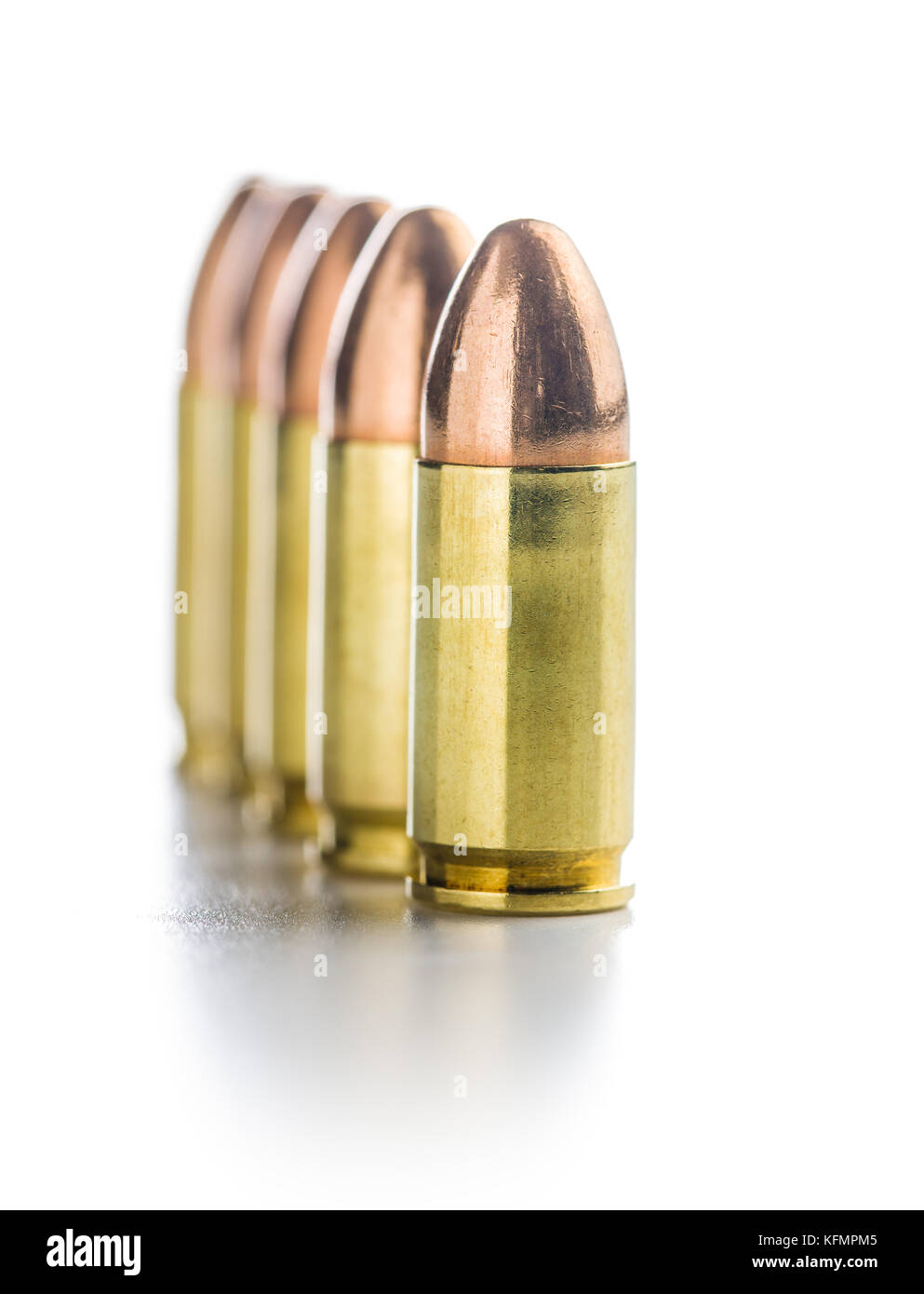 9mm balle de pistolet isolé sur fond blanc Photo Stock - Alamy