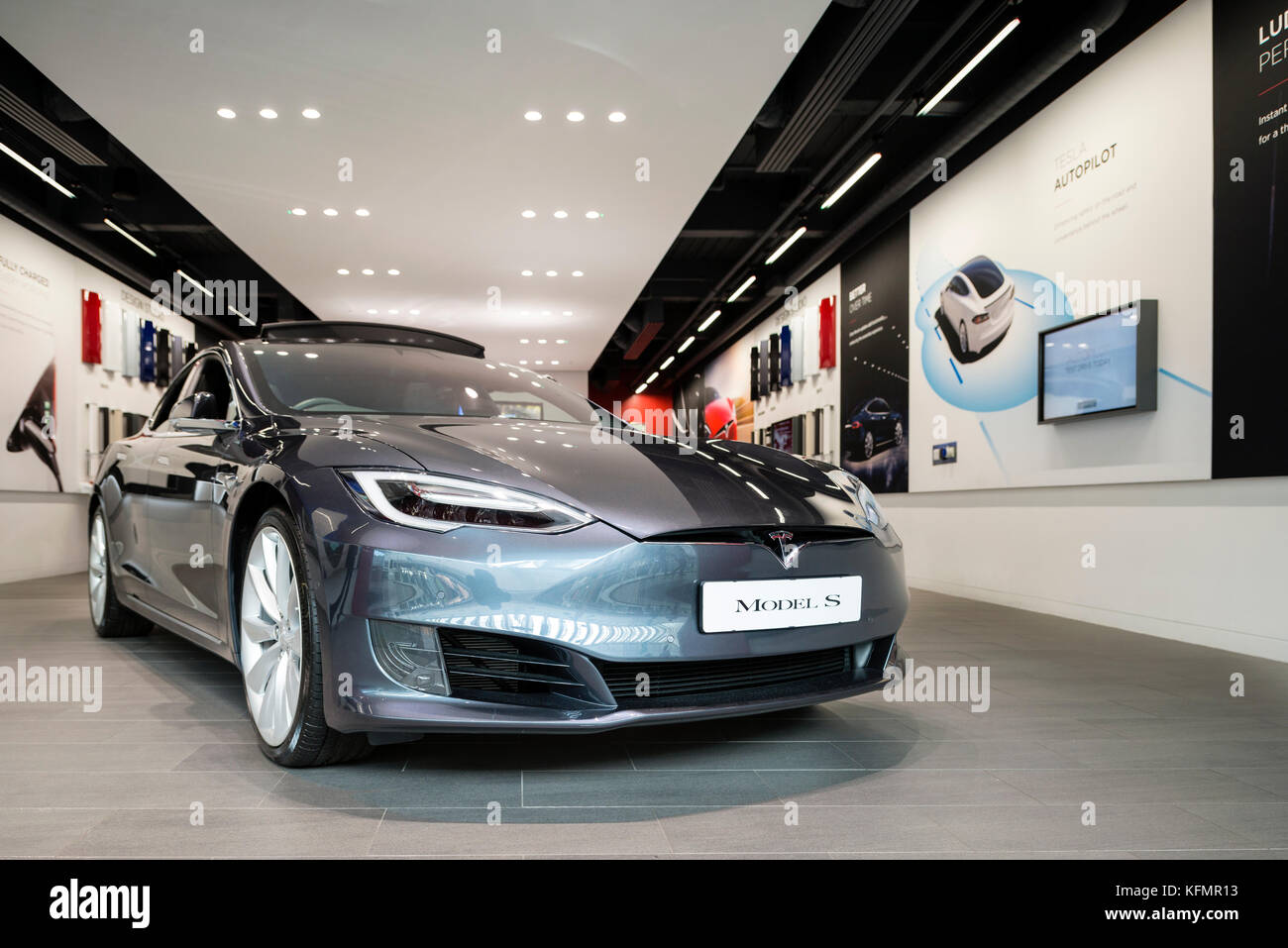Voiture électrique Tesla model s à vendre à un pop up store, au Royaume-Uni. Banque D'Images