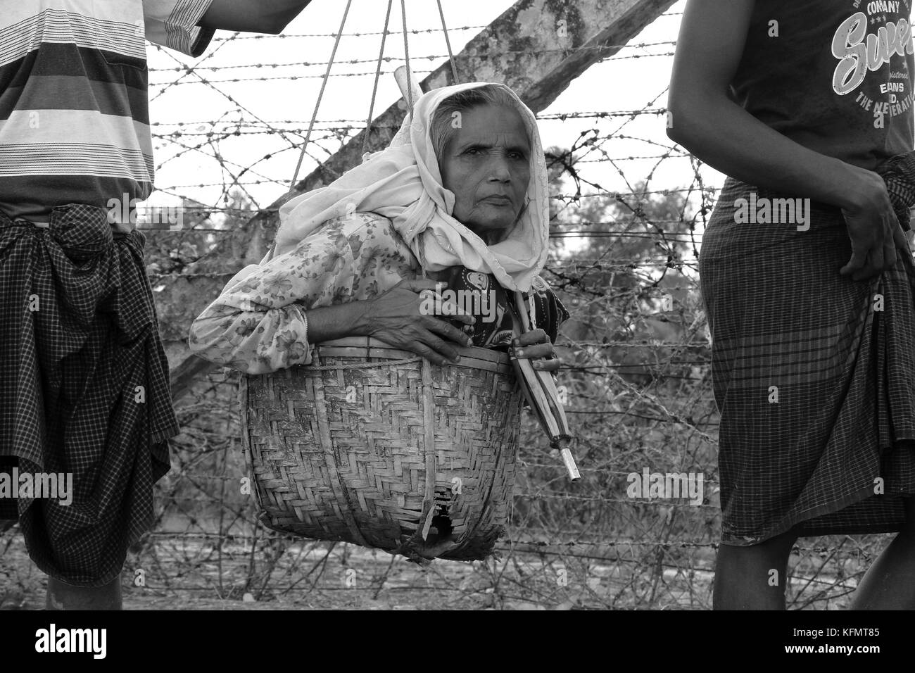 Myanmar : les réfugiés Rohingya fuyant l'opération militaire dans l'État de Rakhine au Myanmar, marcher le long de la clôture frontalière Myanmar-Bangladesh près de Maungdaw à se réfugier au Bangladesh le 7 septembre 2017. Plus d'un demi-million de réfugiés Rohingyas de l'État de Rakhine au Myanmar, ont traverse au Bangladesh depuis août 25, 2017 D'après l'ONU. La dernière campagne de l'armée du Myanmar contre les Rohingyas ont débuté après l'attaque sur plusieurs postes de police dans l'État de Rakhine. © Asad Rehman/Alamy Stock Photo Banque D'Images