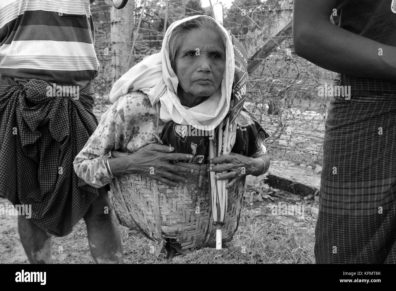 Myanmar : les réfugiés Rohingya fuyant l'opération militaire dans l'État de Rakhine au Myanmar, marcher le long de la clôture frontalière Myanmar-Bangladesh près de Maungdaw à se réfugier au Bangladesh le 7 septembre 2017. Plus d'un demi-million de réfugiés Rohingyas de l'État de Rakhine au Myanmar, ont traverse au Bangladesh depuis août 25, 2017 D'après l'ONU. La dernière campagne de l'armée du Myanmar contre les Rohingyas ont débuté après l'attaque sur plusieurs postes de police dans l'État de Rakhine. © Asad Rehman/Alamy Stock Photo Banque D'Images