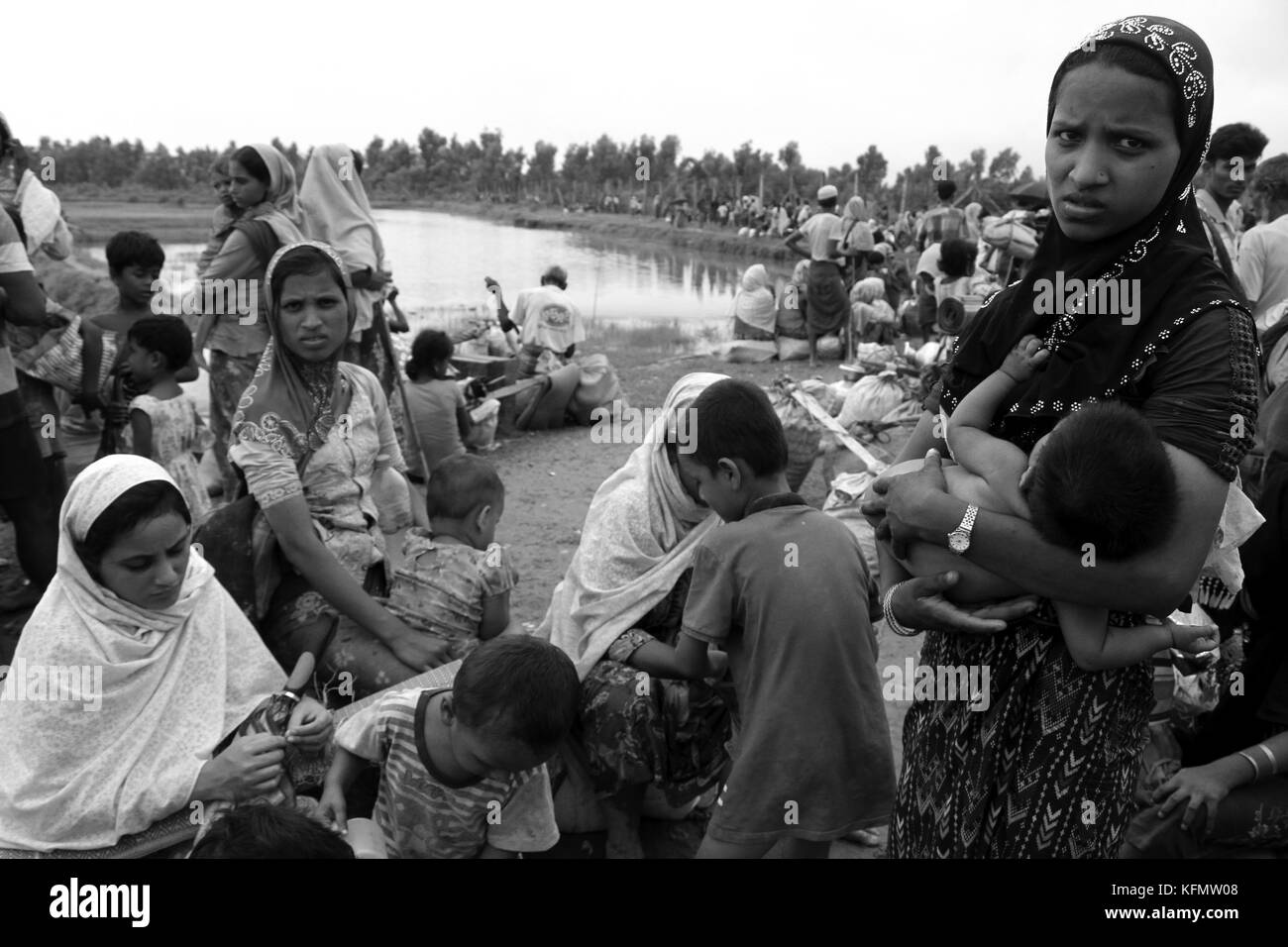 Myanmar : les réfugiés Rohingya fuyant l'opération militaire dans l'État de Rakhine au Myanmar, se rassemblent à Myanmar-Bangladesh frontière près de Maungdaw à se réfugier au Bangladesh le 7 septembre 2017. Plus d'un demi-million de réfugiés Rohingyas de l'État de Rakhine au Myanmar, ont traverse au Bangladesh depuis août 25, 2017 D'après l'ONU. La dernière campagne de l'armée du Myanmar contre les Rohingyas ont débuté après l'attaque sur plusieurs postes de police dans l'État de Rakhine. © Asad Rehman/Alamy Stock Photo Banque D'Images