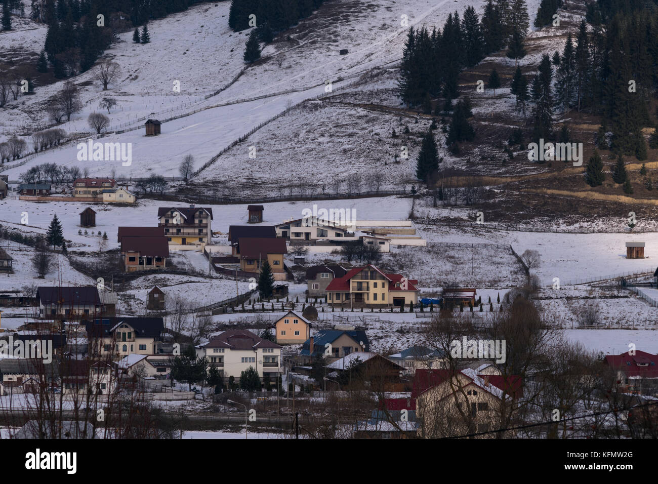 Paysage hivernal d'europe de l'est dans un petit village de montagne roumain Banque D'Images