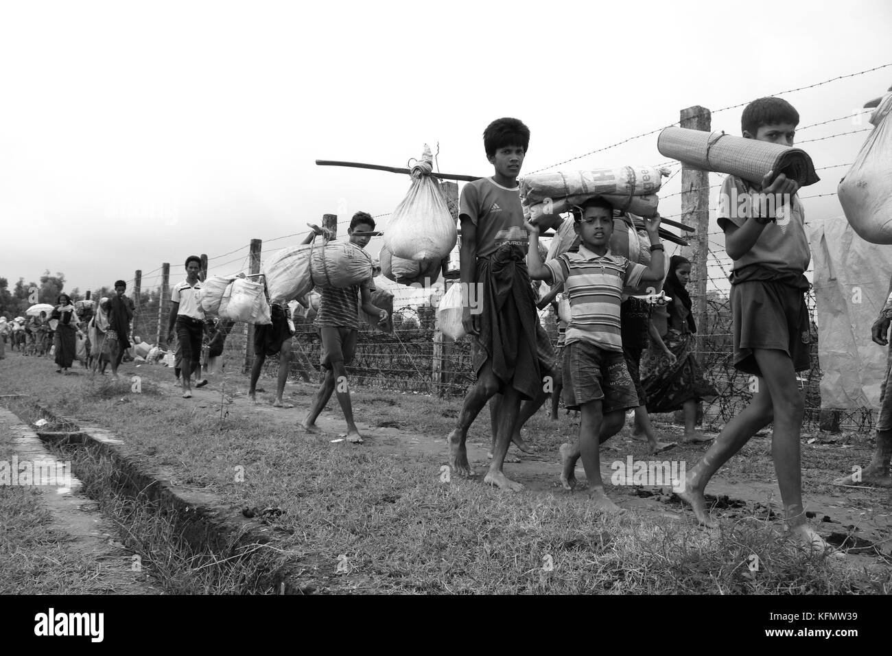 Myanmar : les réfugiés Rohingya fuyant l'opération militaire dans l'État de Rakhine au Myanmar, marcher le long de la clôture frontalière Myanmar-Bangladesh près de Maungdaw à se réfugier au Bangladesh le 7 septembre 2017. Plus d'un demi-million de réfugiés Rohingyas de l'État de Rakhine au Myanmar, ont traverse au Bangladesh depuis août 25, 2017 D'après l'ONU. La dernière campagne de l'armée du Myanmar contre les Rohingyas ont débuté après l'attaque sur plusieurs postes de police dans l'État de Rakhine. © Asad Rehman/Alamy Stock Photo Banque D'Images