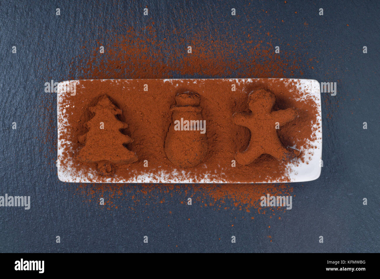 Holiday Food concept truffe au chocolat maison à Noël et décoration du nouvel an en forme de pierre d'ardoise noire avec espace pour le photocopie Banque D'Images