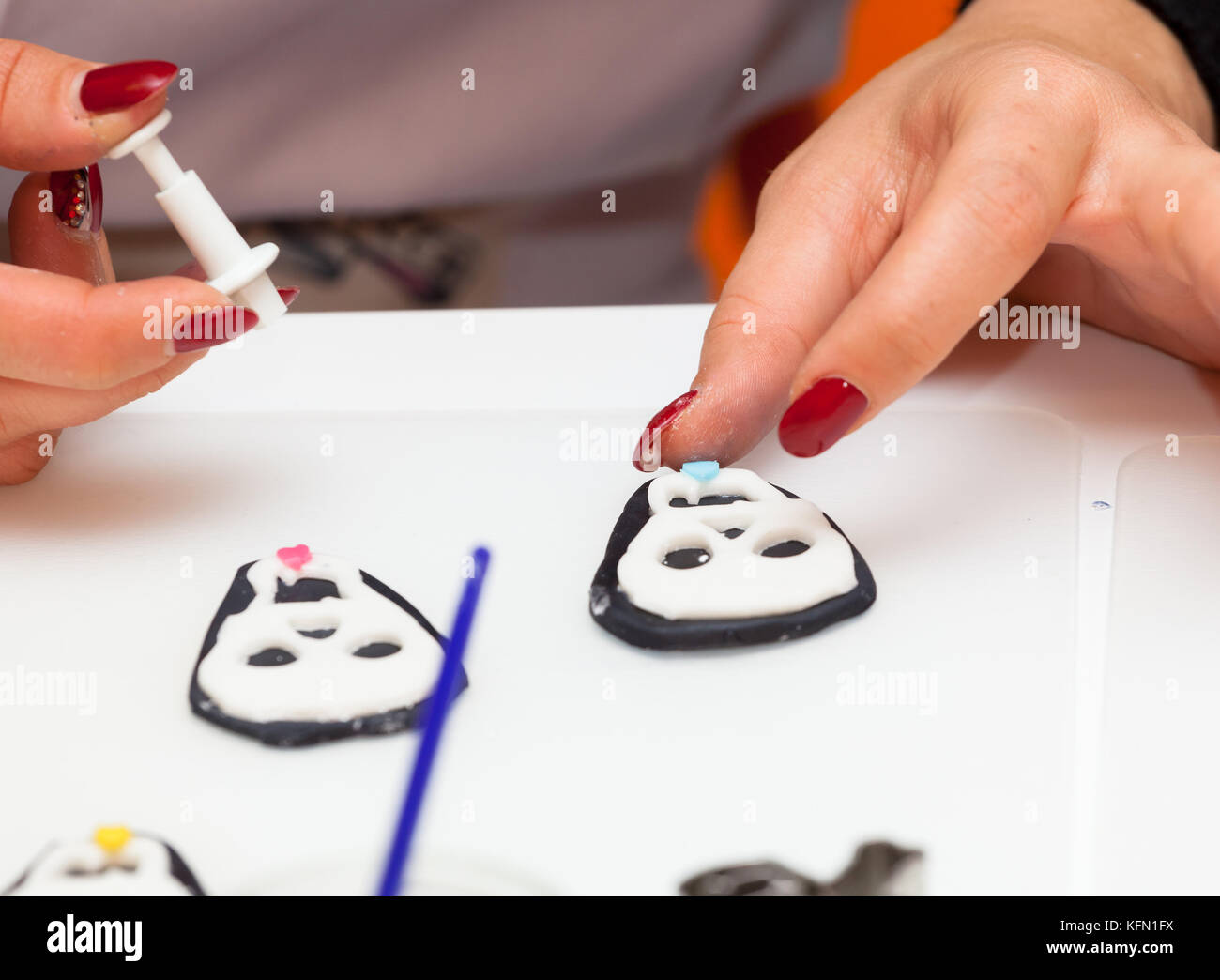 Leçon de pâtisserie, de travailler sur les chiffres de l'halloween avec