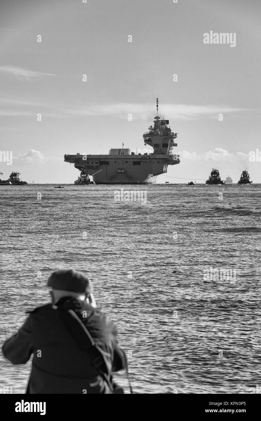 'Porte-avions HMS Queen Elizabeth' au départ de Portsmouth en Angleterre pour les essais en mer Banque D'Images
