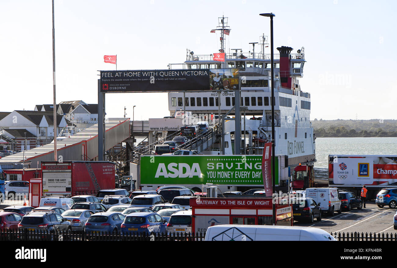 Red Funnel ferry pour l'île de Wight Cowes à quai à Southampton Town quay terminal. Banque D'Images