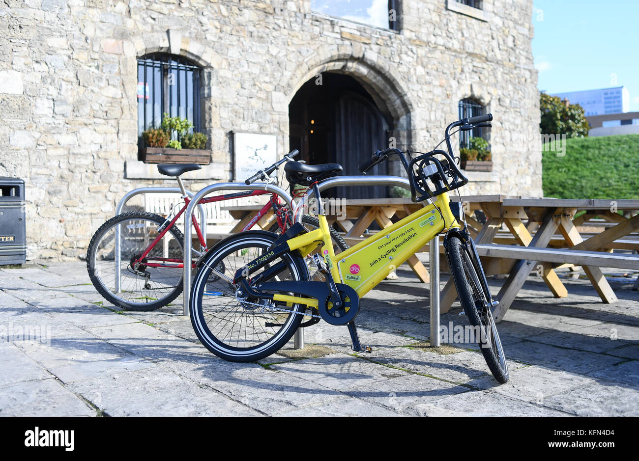 Yobikes hire scheme pour les cycles de Southampton. Une flotte de 300 vélos jaunes sont disséminés dans la ville pour les personnes à louer et ride pour aider à se déplacer. Banque D'Images