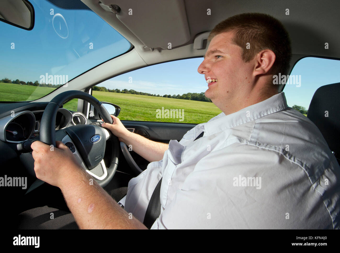 John Denver (chemise blanche) le premier pilote à bénéficier de la fiducie de bienfaisance AA, AA avec Derek instructeur de conduite Fin Banque D'Images