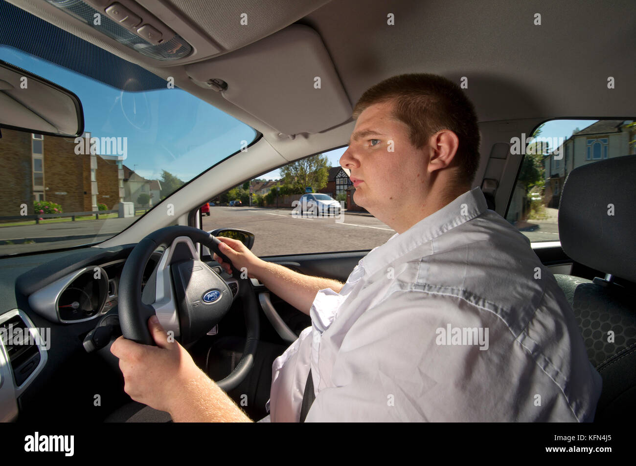 John Denver (chemise blanche) le premier pilote à bénéficier de la fiducie de bienfaisance AA, AA avec Derek instructeur de conduite Fin Banque D'Images