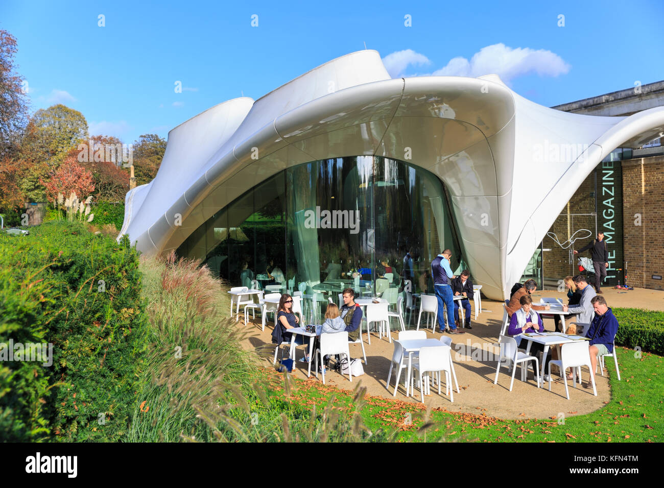 La serpentine Sackler Gallery extérieur avec l'extension Restaurant Magazine conçu par l'architecte Zaha Hadid, Hyde Park, London, UK Banque D'Images La serpentine Sackler Gallery extérieur avec l'extension Restaurant Magazine conçu par l'architecte Zaha Hadid, Hyde Park, London, UK Banque D'Images