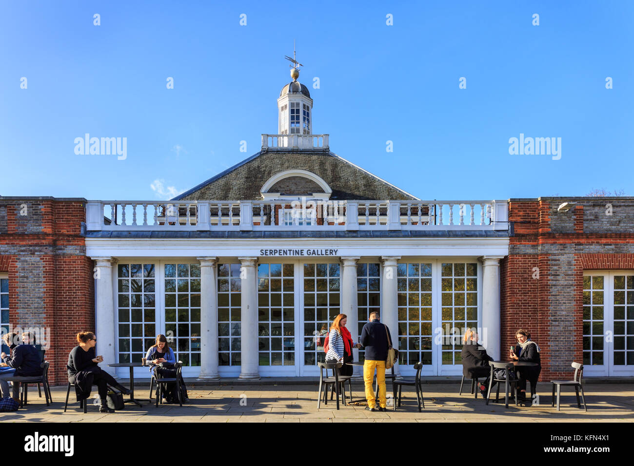 Le pavillon extérieur de la Serpentine Gallery, les gens assis, Hyde Park, Londres Banque D'Images