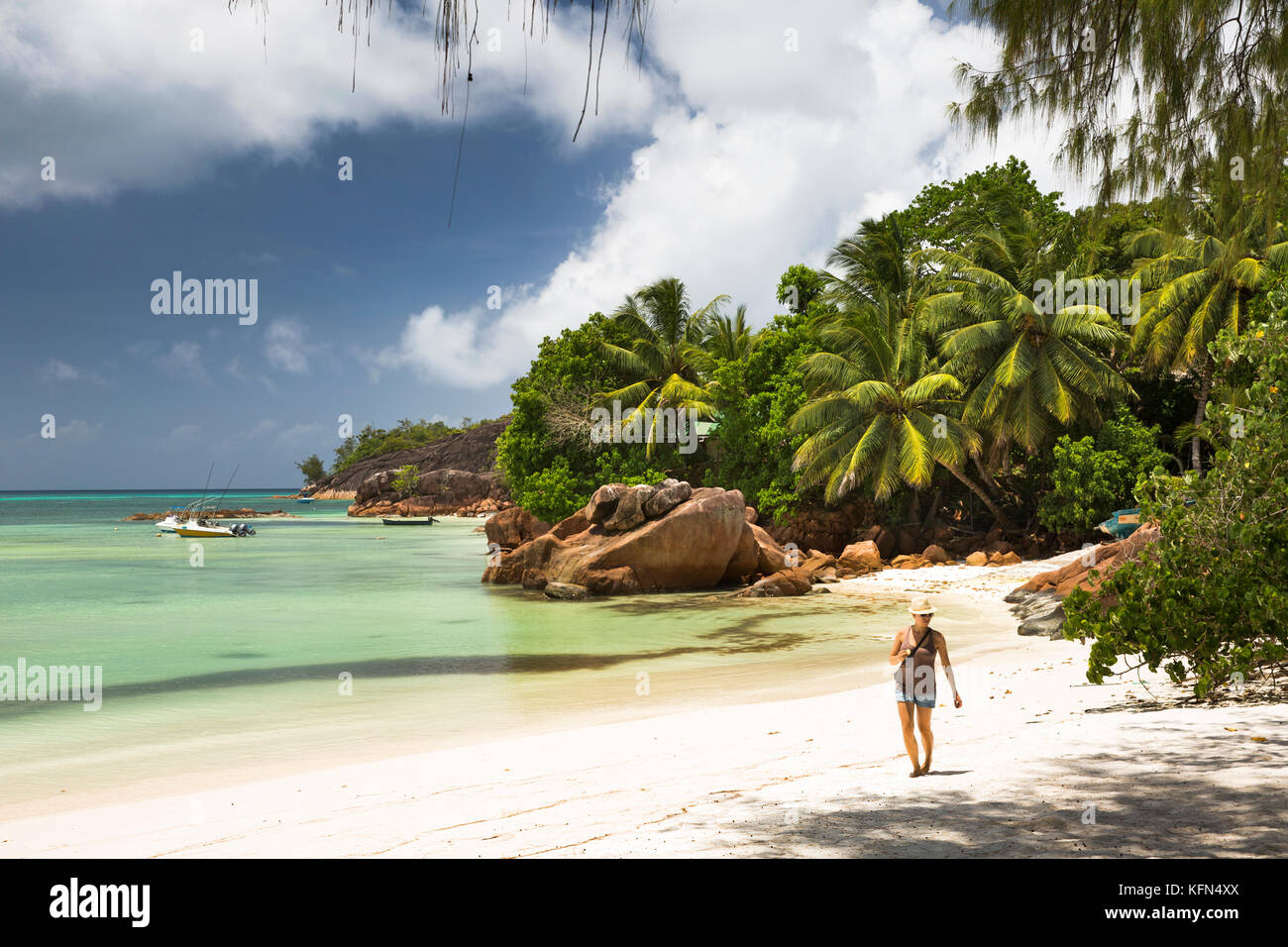 Les Seychelles, Praslin, Anse Volbert, tourisme plage de Côte d'Or à Anse Gouvernment Banque D'Images